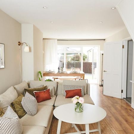 Ser Ar Y Bryn- Lovely Family Home With Garden, Walk To The Village And Beach 桑德斯富特 外观 照片