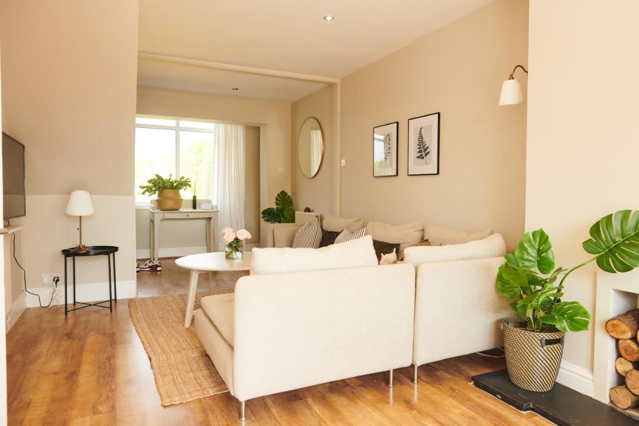Ser Ar Y Bryn- Lovely Family Home With Garden, Walk To The Village And Beach 桑德斯富特 外观 照片