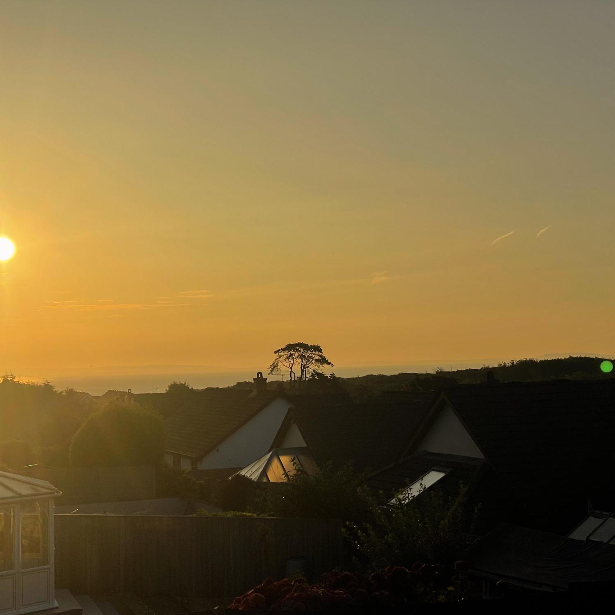 Ser Ar Y Bryn- Lovely Family Home With Garden, Walk To The Village And Beach 桑德斯富特 外观 照片