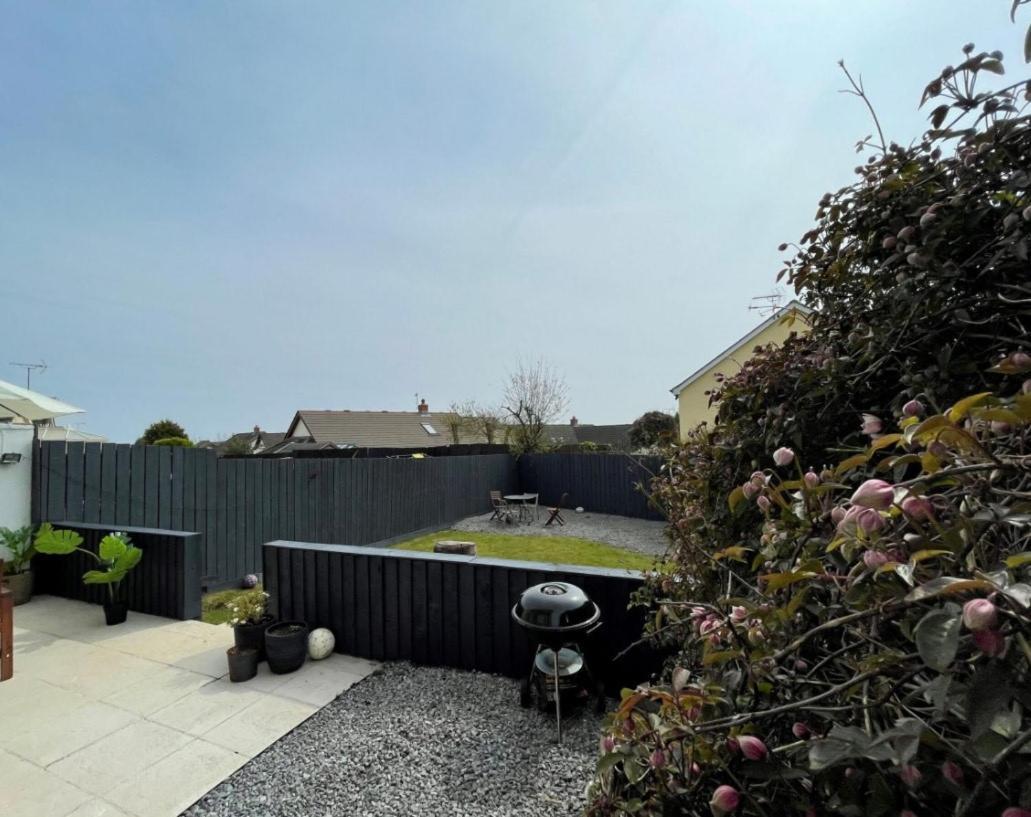 Ser Ar Y Bryn- Lovely Family Home With Garden, Walk To The Village And Beach 桑德斯富特 外观 照片