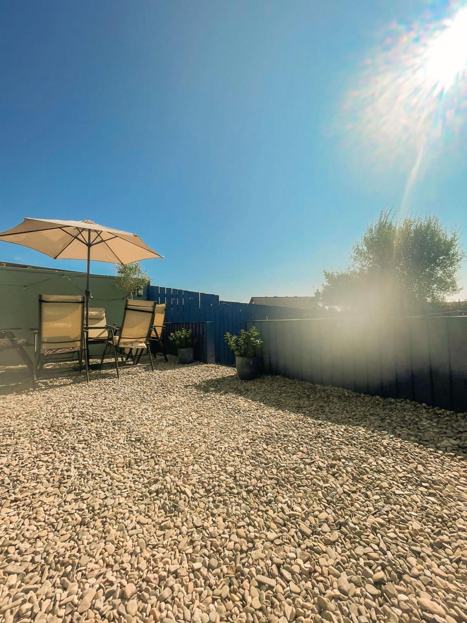 Ser Ar Y Bryn- Lovely Family Home With Garden, Walk To The Village And Beach 桑德斯富特 外观 照片